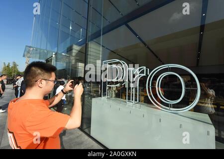 Hangzhou, Zhejiang, Chine. Sep 20, 2019. Zhejiang, Chine, le 20 septembre 2019, les clients se sont alignés pour acheter le nouvel iPhone Apple11 téléphone devant le lac de l'ouest d'Apple flagship store à Hangzhou. Crédit : SIPA Asie/ZUMA/Alamy Fil Live News Banque D'Images