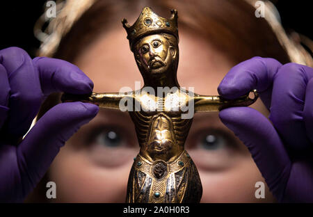 Conservateur de l'archéologie à York Musées Trust Lucy Creighton avec une rare 800 ans, figure du Christ, qui est revenu à l'État de New York pour la première fois en près de deux siècles. L'ornement et d'émail, doré, qui a été faite à Limoges, en France au 13ème siècle, a été trouvé dans les ruines de St Mary's Abbey York en 1826, et est retourné à New York pour l'affichage à l'Yorkshire museum. Banque D'Images