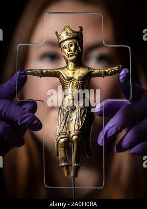 Conservateur de l'archéologie à York Musées Trust Lucy Creighton avec une rare 800 ans, figure du Christ, qui est revenu à l'État de New York pour la première fois en près de deux siècles. L'ornement et d'émail, doré, qui a été faite à Limoges, en France au 13ème siècle, a été trouvé dans les ruines de St Mary's Abbey York en 1826, et est retourné à New York pour l'affichage à l'Yorkshire museum. Banque D'Images