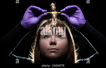 Conservateur de l'archéologie à York Musées Trust Lucy Creighton avec une rare 800 ans, figure du Christ, qui est revenu à l'État de New York pour la première fois en près de deux siècles. L'ornement et d'émail, doré, qui a été faite à Limoges, en France au 13ème siècle, a été trouvé dans les ruines de St Mary's Abbey York en 1826, et est retourné à New York pour l'affichage à l'Yorkshire museum. Banque D'Images