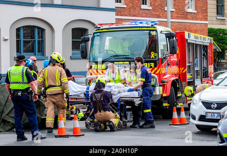 Pompiers, policiers et ambulanciers paramédicaux sauver une femme piégée dans sa voiture dans un accident de la circulation dans le centre des affaires de Hobart Vendredi 20 Septembre 2019 Banque D'Images