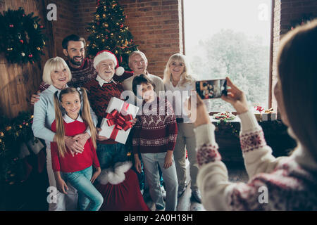 Photo Portrait de famille plein de bonne humeur. Noel matin rassemblement. Les grands-parents aux cheveux gris, petits-enfants, sœur, frère, fils, fille, photo prise Banque D'Images