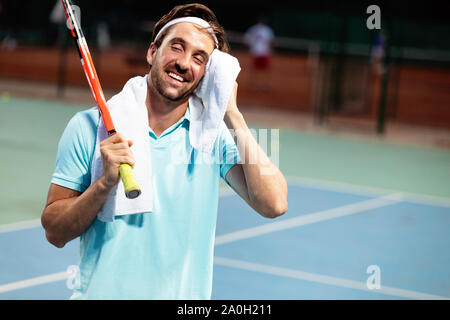 Joueur de tennis homme fatigué sur raquette de tennis avec Banque D'Images