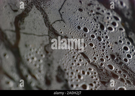 Arrière-plan de gouttes d'eau de l'humidité à partir de la macro en vertu de la matière plastique. Focus sélectif. Banque D'Images