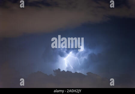 À l'Éclair nuageux ciel sombre scène. Banque D'Images
