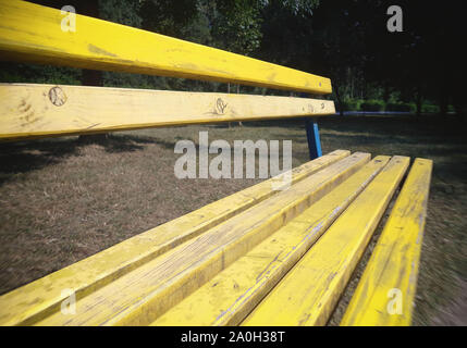 Un vieux banc en bois dans un magnifique parc. Banque D'Images
