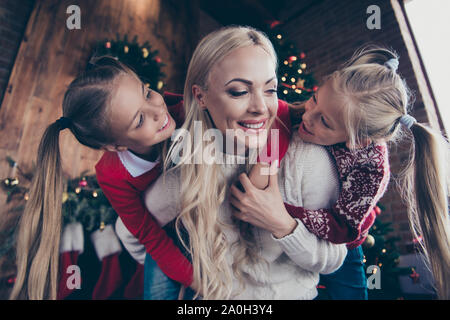 Vue de dessus de l'angle faible heureux insouciant négligent mama blonde et deux belle progéniture préadolescent rêve mignon élégant confortable en pullover confort chambre d'oeil à l'ea Banque D'Images