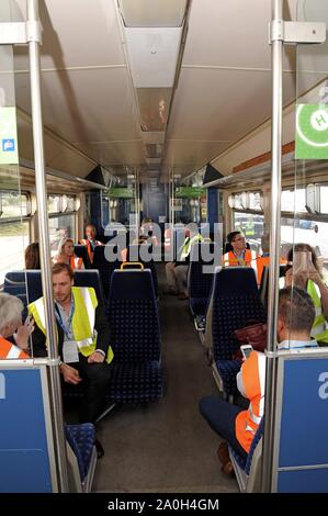 Le personnel de l'industrie ferroviaire sur une visite guidée de l'Université de Birmingham à pile à combustible prototype propulsé Hydroflex train à Rail Quinton Tech Center. Banque D'Images