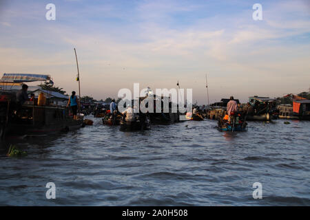 Marché Flottant vietnamien traditionnel appelé Ca sonna à Can Tho, Vietnam Banque D'Images