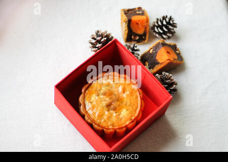 Gâteau traditionnel de lune dans une boîte rouge, mangé pendant le festival de la mi-automne Banque D'Images