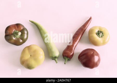 6 poivrons rouges sur un fond clair. Banque D'Images