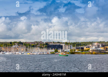 Une grande collection de bateaux sont amarrés dans le port de plaisance à l'intérieur du nouveau barrage sur la baie de Cardiff, Glamorgan, Pays de Galles, Royaume-Uni Banque D'Images