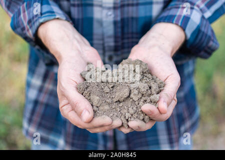 Les mains des agriculteurs avec le sol dans les paumes close-up , homme mains avec sol fertile Banque D'Images