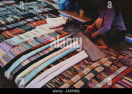 Les vendeurs du marché de rue dans le marché de nuit de Luang Prabang et de soies traditionnelles de vente comme souvenirs touristiques à lampes Banque D'Images