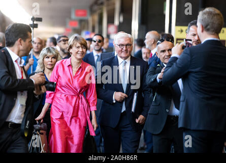 Rom, Italie. Sep 20, 2019. Président fédéral Frank-Walter Steinmeier (centre droit) et son épouse Elke Büdenbender Frecciarossa prendre un train express jusqu'à la gare Termini pour continuer leur voyage à Naples. Président M. Steinmeier et son épouse sont sur une visite d'Etat de deux jours en Italie. Crédit : Bernd von Jutrczenka/dpa/Alamy Live News Banque D'Images