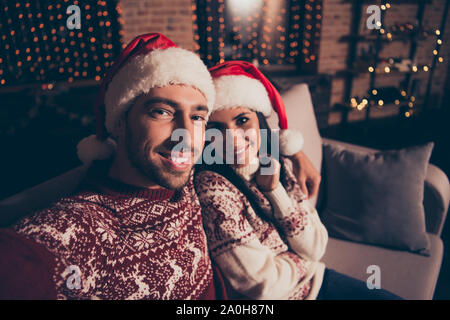 Noel noël concept. Bel homme prendre photo selfies sur smartphone Avec dame brune s'asseoir dans un canapé du salon Maison moderne avec de l'intérieur Banque D'Images