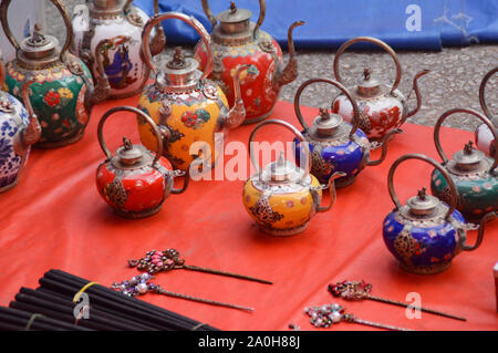 De belles théières de porcelaine artisanales vendues comme souvenirs sur le marché local de Luang Prabang, au Laos Banque D'Images