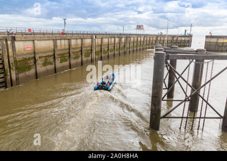 Une côte pleine de touristes quitte l'un des verrous qui donnent accès à la Bristol Channel de la baie de Cardiff, Glamorgan, Pays de Galles, Royaume-Uni Banque D'Images