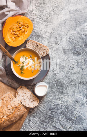 Potiron aux graines de citrouille, pain croustillant et le thym avec copie espace/ Banque D'Images