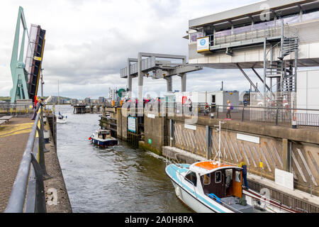 Un assortiment de bateaux de quitter l'un des verrous qui donnent accès à la baie de Cardiff du Bristol Channel, Glamorgan, Pays de Galles, Royaume-Uni Banque D'Images