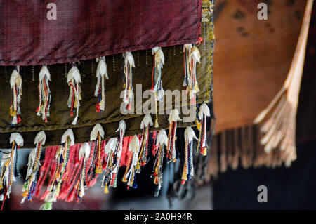 Les silks laotiens tissés à la main traditionnels vendus comme souvenirs touristiques populaires dans les marchés de rue de Luang Prabang, au Laos Banque D'Images