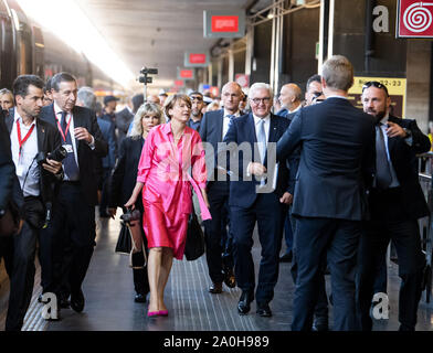 Rome, Italie. Sep 20, 2019. Président fédéral Frank-Walter Steinmeier (centre droit) et son épouse Elke Büdenbender Frecciarossa prendre un train express jusqu'à la gare Termini pour continuer leur voyage à Naples. Président M. Steinmeier et son épouse sont sur une visite d'Etat de deux jours en Italie. Crédit : Bernd von Jutrczenka/dpa/Alamy Live News Banque D'Images