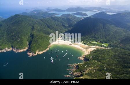 (190920) -- BEIJING, 20 septembre 2019 (Xinhua) -- photo aérienne prise le 1 juillet 2016 montre le Sai Sai Kung dans Wan de Hong Kong, Chine du sud. Connue comme la Perle de l'Orient", Hong Kong a une superficie de plus de 1 100 kilomètres carrés. La métropole propose non seulement sa célèbre architecture culture mais également de beaux paysages naturels. Divers reliefs offrent des habitats pour les animaux et les plantes dans la ville. Et Hong Kong a mis ses efforts sur la protection écologique pour les années à réaliser le développement durable. L'Exposition Horticole Internationale de Pékin détient la 'Hong Kong' même jour Banque D'Images