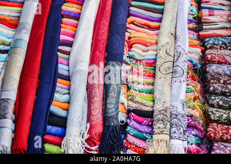 Les silks laotiens tissés à la main traditionnels vendus comme souvenirs touristiques populaires dans les marchés de rue de Luang Prabang, au Laos Banque D'Images