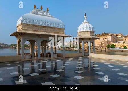 Lake Palace Hotel avec vue sur City Palace, Udaipur, Rajasthan, Inde Banque D'Images