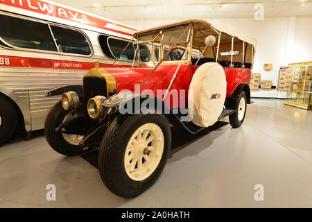 Un cabriolet blanc vintage mini bus Banque D'Images