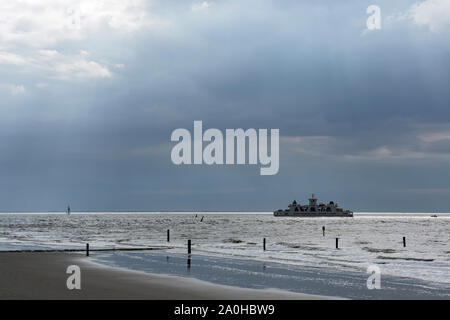 Le Relais Du Lac, Norderney, Strand, Holzpfaehle, Meer, Himmel, Regenwolken, Goldenen sonne, Faehre Banque D'Images