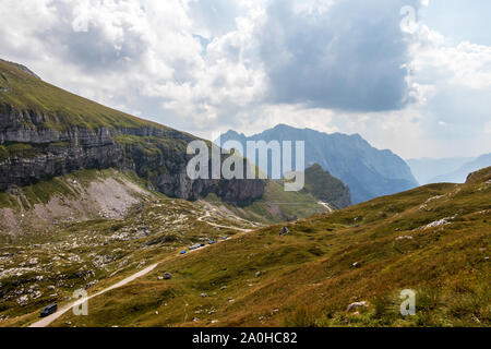 Vue panoramique sur Schloss Weikersdorf Road, Mangartska cesta, avec parking voitures et chaîne de montagne. Regardez de Schloss Weikersdorf selle, Mangartsko sedlo. Bovec, Slovénie. Banque D'Images