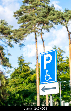 Panneau routier néerlandais : stationnement pour handicapés Banque D'Images