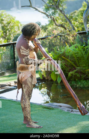 Un Autochtone se félicite le Prince William, duc de Cambridge et Catherine, duchesse de Cambridge au Zoo de Taronga, Sydney , Australie-20 Avril 2014 Banque D'Images