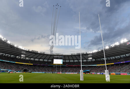 Bleu japonais 'Impulse' jets voler plus de terre, devant la piscine un match entre le Japon et la Russie au Tokyo Stadium, Tokyo, Japon. Photo date : vendredi 20 septembre 2019. Histoire RUGBYU PA Voir le Japon. Crédit photo doit se lire : Ashley Western/PA Wire. RESTRICTIONS : un usage éditorial uniquement. Strictement aucun usage commercial ou d'association. Utilisez uniquement de l'image fixe. L'utilisation implique l'acceptation de la RWC 2019 T&Cs (en particulier l'article 5 de la RWC 2019 T&Cs) à : https://bit.ly/2knOId6 Banque D'Images