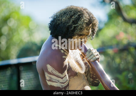 Un Autochtone se félicite le Prince William, duc de Cambridge et Catherine, duchesse de Cambridge au Zoo de Taronga, Sydney , Australie-20 Avril 2014 Banque D'Images