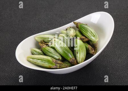 Green aubergines asiatiques dans le bol Banque D'Images