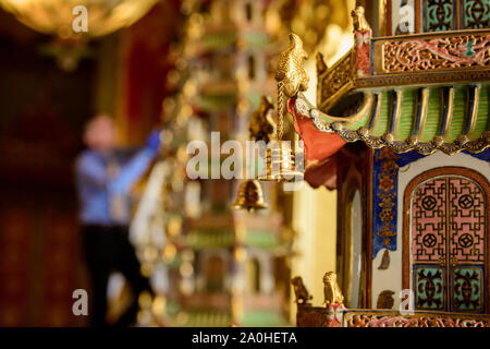 Brighton, East Sussex, UK. 20 septembre 2019. Les dernières touches sont apportées à une nouvelle ouverture de l'exposition au Royal Pavilion à Brighton. L'exposition intitulée "Un trésor du Prince : le palais de Buckingham à l'Pavillon Royal, la Collection royale retourne à Brighton' tourne pendant deux ans. Sur la photo, David Wheeler restaurateur principal Arts décoratifs Collection Royale.Crédit : Jim Holden/Alamy Live News Banque D'Images