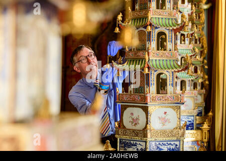 Brighton, East Sussex, UK. 20 septembre 2019. Les dernières touches sont apportées à une nouvelle ouverture de l'exposition au Royal Pavilion à Brighton. L'exposition intitulée "Un trésor du Prince : le palais de Buckingham à l'Pavillon Royal, la Collection royale retourne à Brighton' tourne pendant deux ans. Sur la photo, David Wheeler restaurateur principal Arts décoratifs Collection Royale.Crédit : Jim Holden/Alamy Live News Banque D'Images