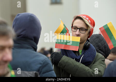 Vilnius, Lituanie - 16 février : personnes non identifiées se sont réunis avec les drapeaux dans une célébration de la Journée national de l'indépendance de la Lituanie sur Februar Banque D'Images