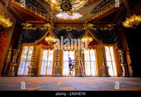 Brighton, East Sussex, UK. 20 septembre 2019. Les dernières touches sont apportées à une nouvelle ouverture de l'exposition au Royal Pavilion à Brighton. L'exposition intitulée "Un trésor du Prince : le palais de Buckingham à l'Pavillon Royal, la Collection royale retourne à Brighton' tourne pendant deux ans. Sur la photo, David Wheeler restaurateur principal Arts décoratifs Collection Royale.Crédit : Jim Holden/Alamy Live News Banque D'Images