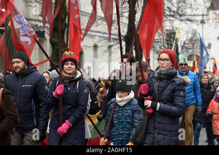 Vilnius, Lituanie - 16 février : personnes non identifiées se sont réunis avec les drapeaux dans une célébration de la Journée national de l'indépendance de la Lituanie sur Februar Banque D'Images