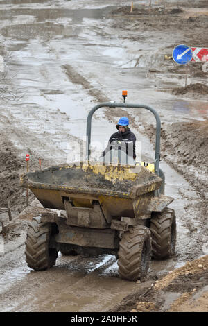 Vilnius, Lituanie - 16 février : Petit camion benne au sol pendant la construction de la route le 16 février 2019. Vilnius est la capitale de la Lituanie un Banque D'Images