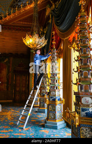 Brighton, UK. Sep 20, 2019. David Wheeler le restaurateur principal des Arts Décoratifs avec l'un des quinze pieds de hauteur en pagodes chinoises la salle de musique qui font partie de plus de 120 œuvres d'art décoratif qui étaient à l'origine commandé par le Prince Régent qui se poursuivent au Royal Pavilion à Brighton en tant qu'ils sont déplacés de Buckingham Palace et re-unis dans leur valeur précédente du Royal Pavilion . Les éléments sont prêté par Sa Majesté la Reine et sera à l'affiche au cours des deux années de crédit : Simon Dack/Alamy Live News Banque D'Images