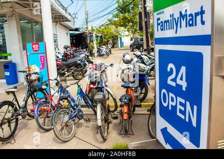 Samut Prakan, Thaïlande, novembre 2017 : Étiquettes de magasin de proximité FamilyMart. FamilyMart dépanneur ouvert 24 heures. Commerces ouverts tout le ti Banque D'Images