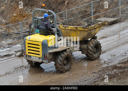 Petit Dump Truck hauling sol lors de la construction de routes Banque D'Images