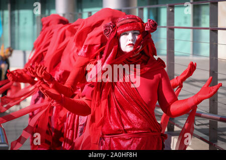 Southampton, UK 20 septembre 2019. Rébellion d'extinction' Red rebelles et militants de protestation devant le changement climatique du Carnaval Chambre à Southampton avant de marcher dans les rues de Southampton, dans le cadre de la grève de protestation mondial international. Stuart Martin Crédit/Alamy Live News Banque D'Images