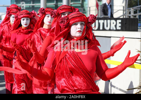 Southampton, UK 20 septembre 2019. Rébellion d'extinction' Red rebelles et militants de protestation devant le changement climatique du Carnaval Chambre à Southampton avant de marcher dans les rues de Southampton, dans le cadre de la grève de protestation mondial international. Stuart Martin Crédit/Alamy Live News Banque D'Images