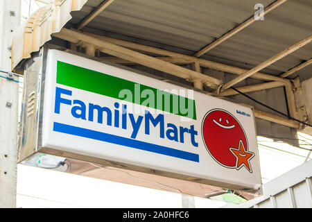 Samut Sakhon, Thaïlande, novembre 2017 : Étiquettes de magasin de proximité FamilyMart. FamilyMart dépanneur ouvert 24 heures. Commerces ouverts tout le ti Banque D'Images