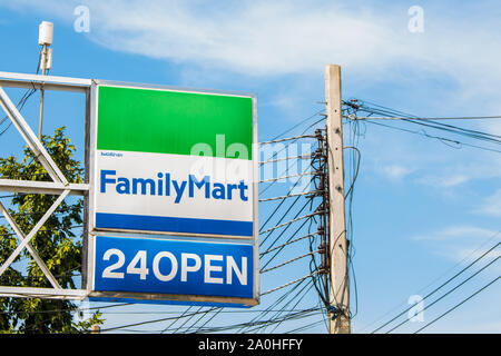 Bangkok, Thaïlande, novembre 2017 : Étiquettes de magasin de proximité FamilyMart. FamilyMart dépanneur ouvert 24 heures. Des magasins ont été ouverts tout le temps. C Banque D'Images